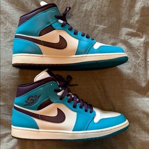 Air Jordan 1 Mid “Hornets”
